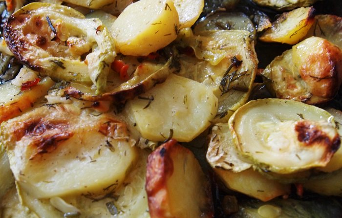 Пресни картофи с тиквички на фурна