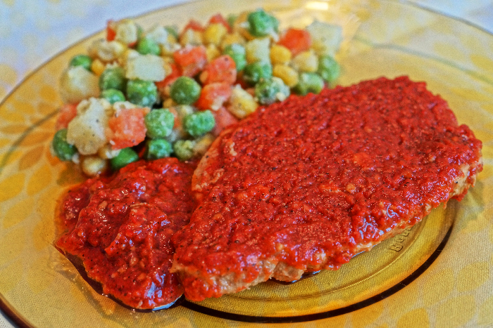Свинско контра филе на фурна с доматен сос