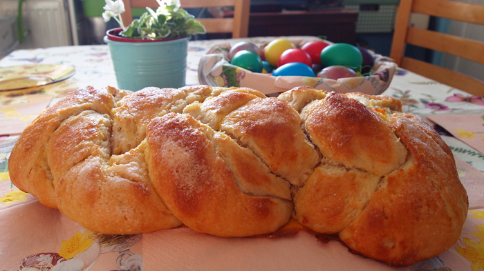 Великденски козунак омесен в хлебопекарна